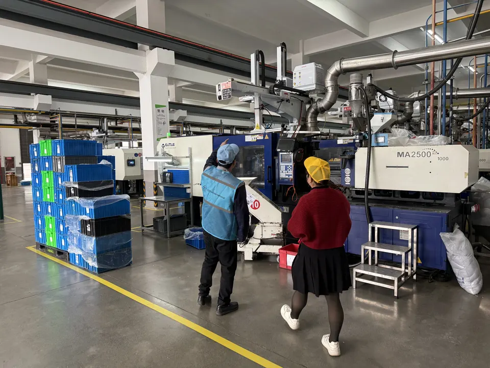 SSTI inspector on a plastic injection moulding floor during a production visit